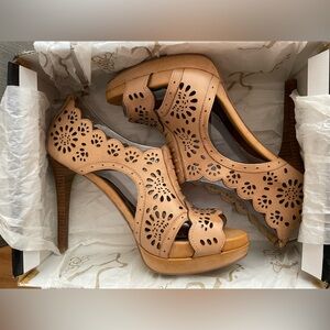 Santana tan heels